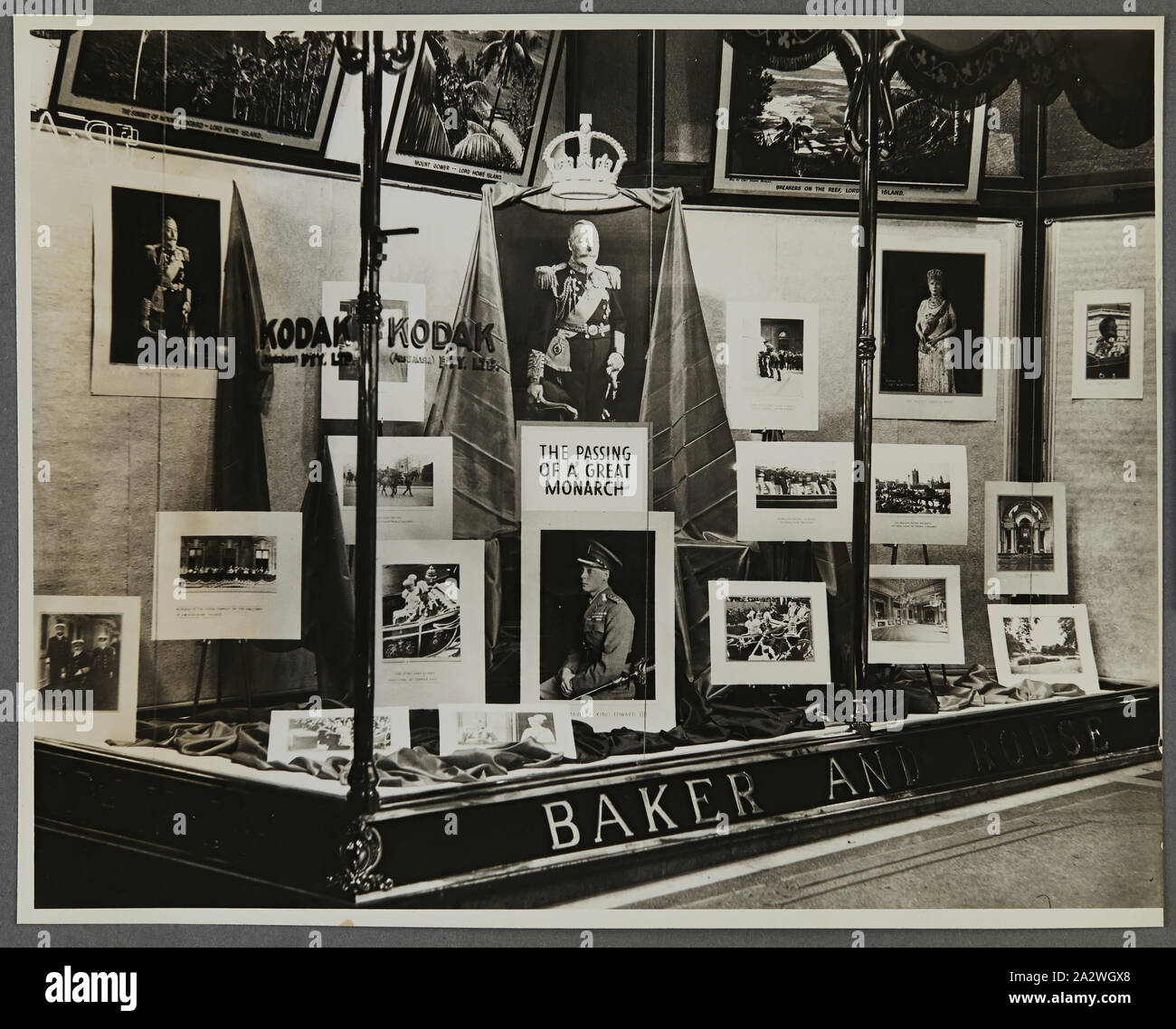 Fotografia - Kodak, Shopfront Display, "il passaggio di un grande sovrano", circa 1934-1936, display Shopfront "Il passaggio di un grande monarca' mostra le telecamere, fotografie, accessori fotografici e attrezzature. Uno dei cinquanta-sei fotografie in un album che ritrae Kodak Australasia Pty Ltd shop finestra anteriore visualizza dal mid-1930s. Windows generalmente prodotto in vetrina promozioni per film o telecamere, così come le mostre fotografiche per attirare la folla al negozio. Manifestazioni Foto Stock