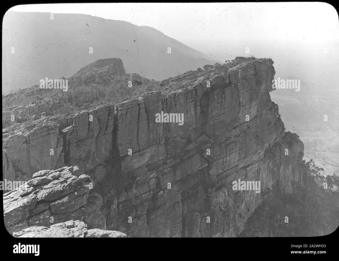 Lantern Slide - Grampians, Victoria, data sconosciuta, immagine in bianco e nero di un rude roccia nel Grampians di Victoria, fotografata da A.J. Campbell. Uno dei tanti formante la A.J. Campbell raccolta conservata dal Museo Victoria Foto Stock