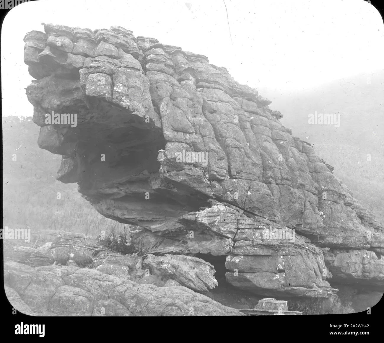 Lantern Slide - Whale Rock, Grampians, Victoria, data sconosciuta, immagine in bianco e nero della roccia di balena in Grampians di Victoria fotografata da A.J. Campbell. Uno dei tanti formante la A.J. Campbell raccolta conservata dal Museo Victoria Foto Stock