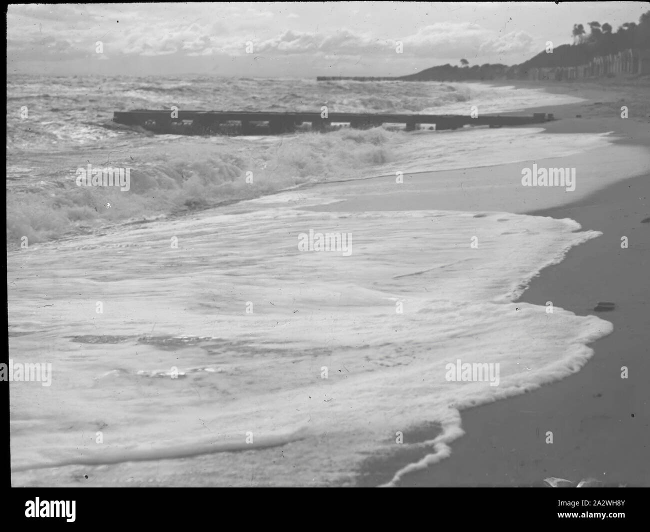 Lantern Slide - sulla spiaggia di Port Phillip, Victoria, data sconosciuta, immagine in bianco e nero di una spiaggia sul lato est di Port Phillip con scatole di balneazione nella distanza che possono indicare il Black Rock, fotografata da A.J. Campbell. Questo è uno dei molti lanterna in vetro le diapositive che formano la A.J. Campbell Collezione detenute da musei Victoria Foto Stock