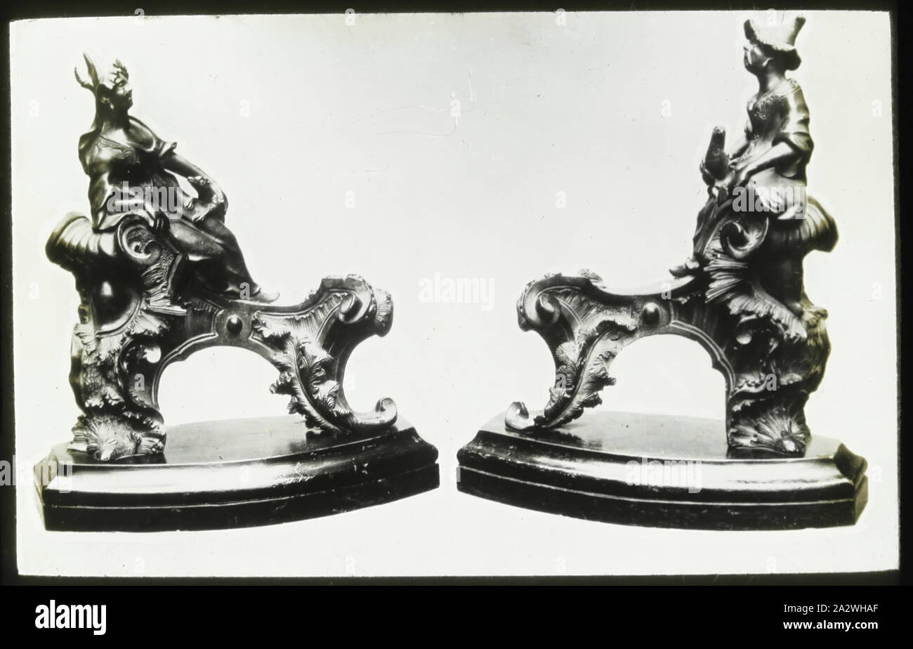 Lantern Slide - Bronzo figurativo cani fuoco, il neoclassico, 1909-1930, uno di un insieme di novanta magic lantern slide contenenti immagini di artefatti, opere d'arte, arti decorative, degli interni e degli arredi che sembrano appartenere a vari musei e collezioni gallery nel Regno Unito. La Collezione di Francesco del pre-cinema e apparato effimero fu acquisita dalla australiana e governi vittoriano nel 1975 Foto Stock