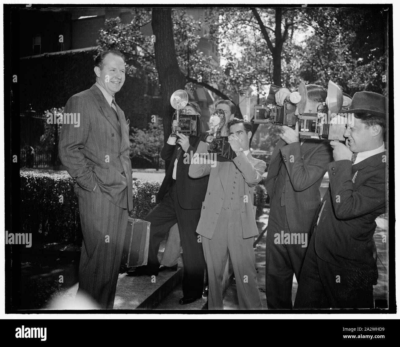 Relazioni ambasciata sovietica di ricerca mancante transpolar volantini. Washington D.C., Sett. 13. Jimmy Mattern, notato flyer, lasciando l'Ambasciata sovietica oggi dopo il reporting sulla sua ricerca per le sei polare russa volantini perso molto al di sopra del Circolo Polare Artico. Mattern ha detto a funzionari dell ambasciata egli è convinto i volantini sono morti e perduti per sempre nel robusto rifiuti di ghiaccio dell'Artico. 9/13/37 Foto Stock