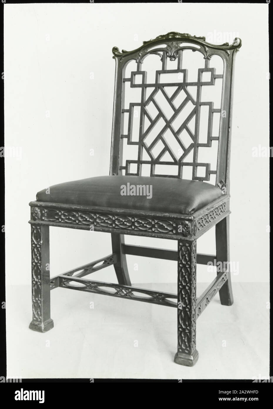 Lantern Slide - Chinese Chippendale sedia, Victoria & Albert Museum di Londra, 1909-1930, uno di un insieme di novanta photographic magic lantern slide contenenti immagini di artefatti, opere d'arte, arti decorative, degli interni e degli arredi che sembrano appartenere a vari musei e collezioni gallery nel Regno Unito. La Collezione di Francesco del pre-cinema e apparato effimero fu acquisita dalla australiana e governi vittoriano nel 1975 Foto Stock