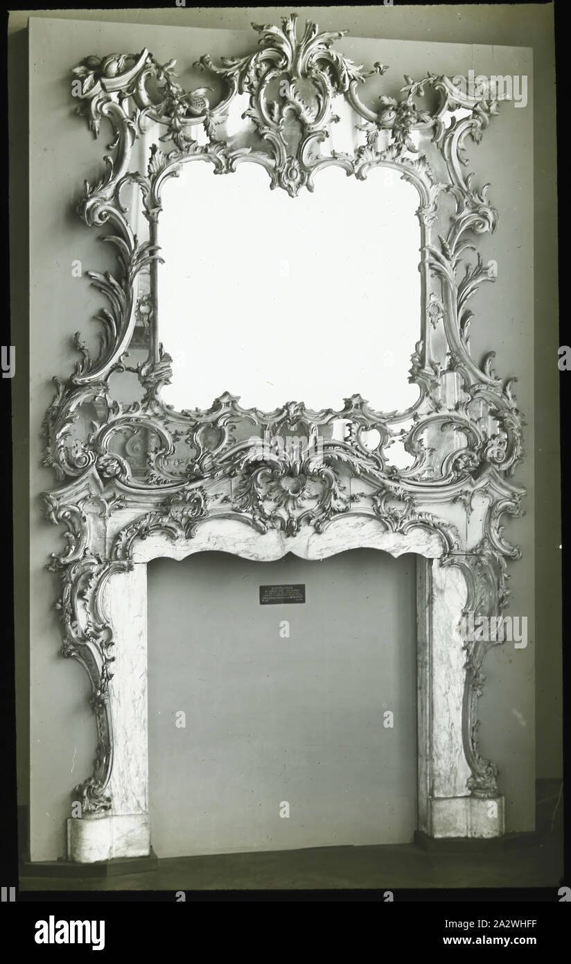 Lantern Slide - 'Chippendale Overmantle', Victoria & Albert Museum di Londra, 1909-1930, uno di un insieme di novanta magic lantern slide contenenti immagini di artefatti, opere d'arte, arti decorative, degli interni e degli arredi che sembrano appartenere a vari musei e collezioni gallery nel Regno Unito. La Collezione di Francesco del pre-cinema e apparato effimero fu acquisita dalla australiana e governi vittoriano nel 1975 Foto Stock