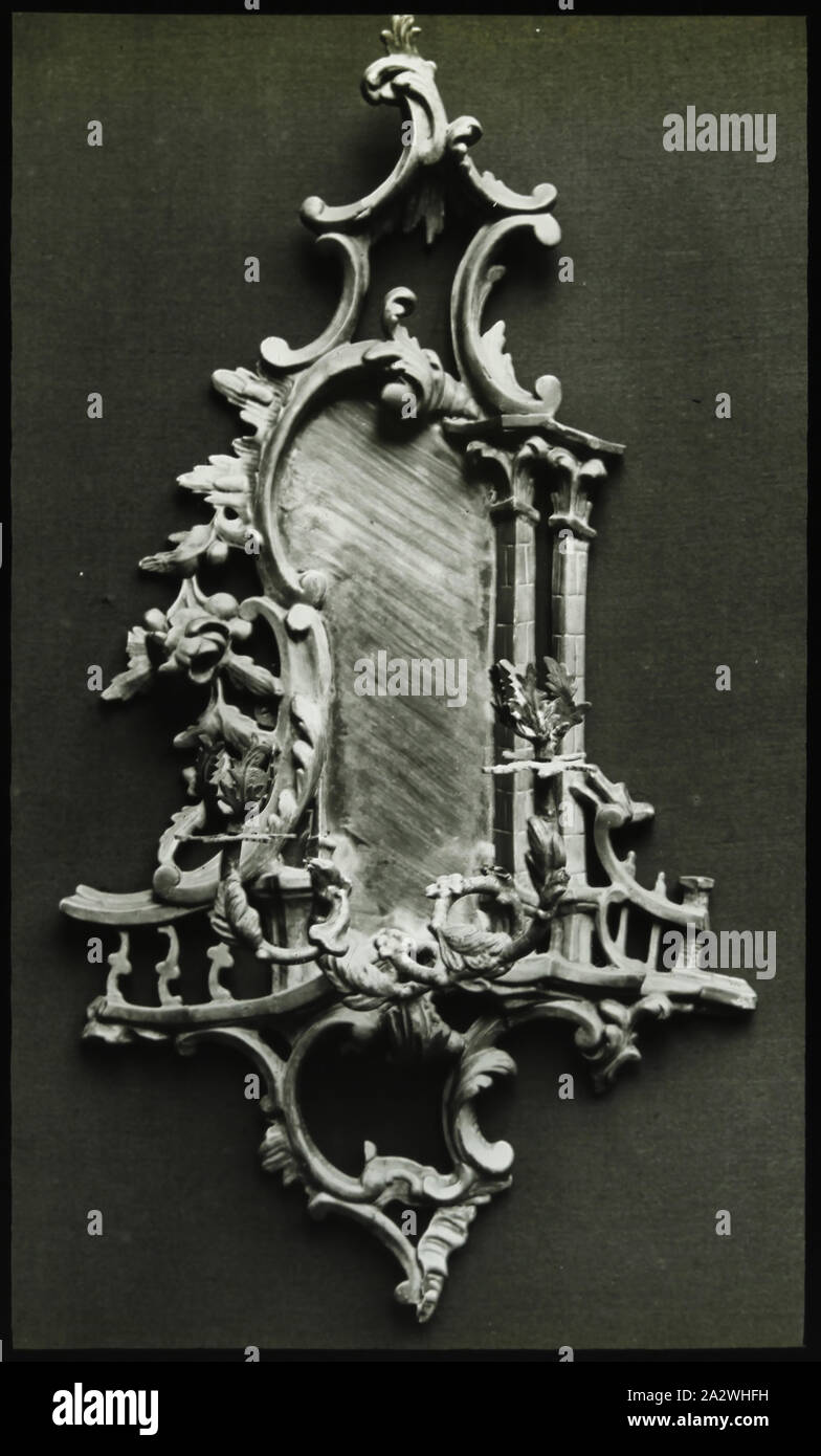 Lantern Slide - 'Chippendale parete applique", 1909-1930, uno di un insieme di novanta magic lantern slide contenenti immagini di artefatti, opere d'arte, arti decorative, degli interni e degli arredi che sembrano appartenere a vari musei e collezioni gallery nel Regno Unito. La Collezione di Francesco del pre-cinema e apparato effimero fu acquisita dalla australiana e governi vittoriano nel 1975 Foto Stock