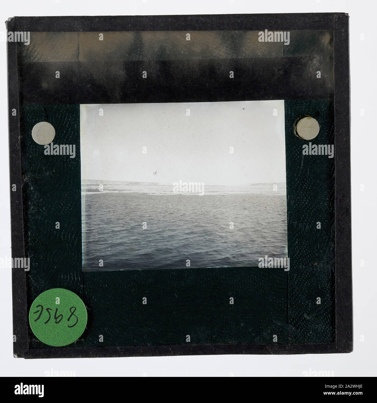 Lantern Slide - Discovery II nel Mare di Ross, Ellsworth rilievo, spedizione in Antartide, 1935-1936, Lanterna slitta del Mare di Ross. Immagine presa dalla scoperta II durante la Ellsworth rilievo, spedizione in Antartide. Uno di 328 immagini in vari formati tra cui opere, fotografie, vetro di negativi e diapositive lanterna Foto Stock