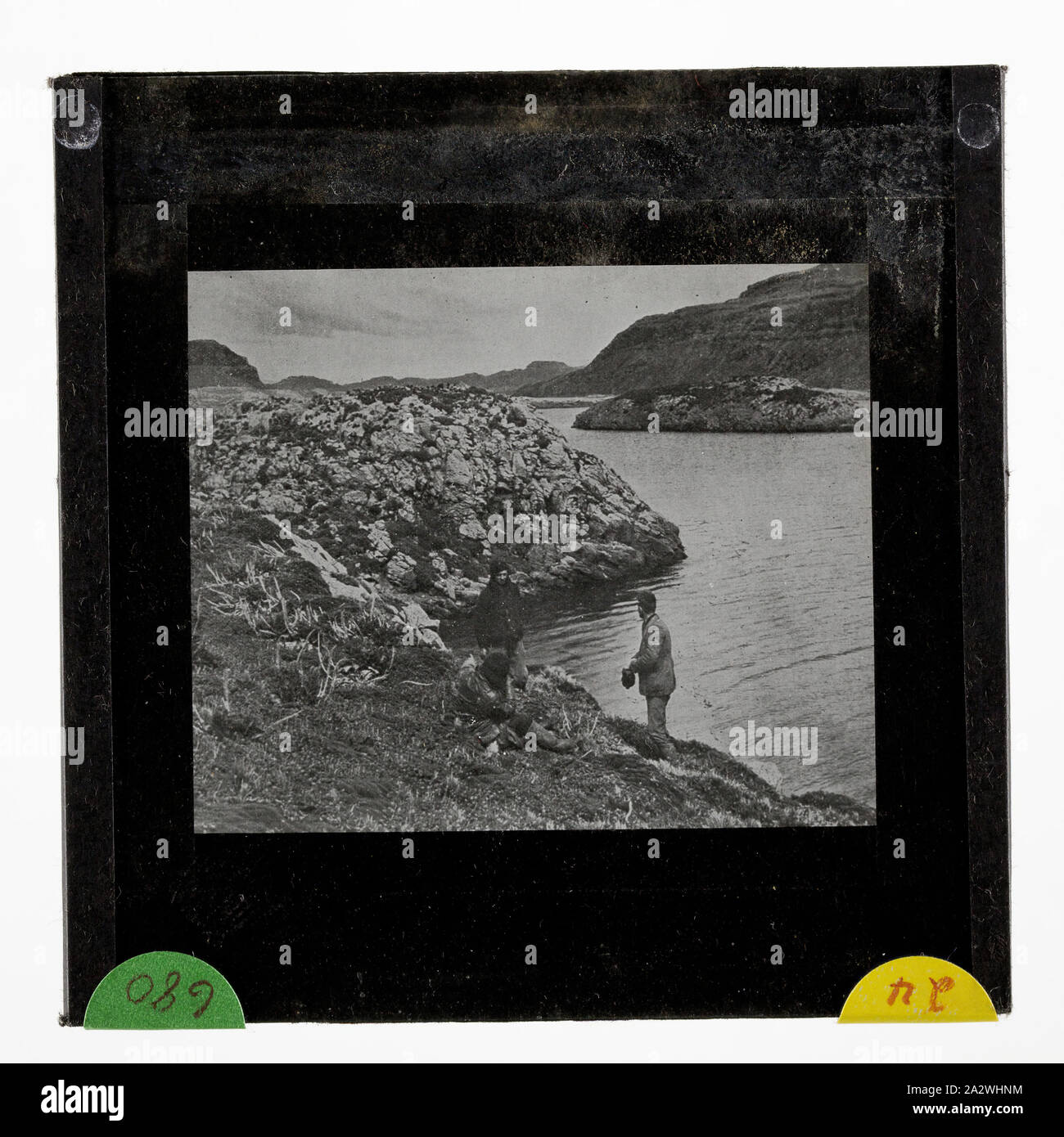 Lantern Slide - Esplorazione Partito dei Tre Laghi Kerguelen, BANZARE Voyage 1, Antartide, 1929-1930, lantern slide di esploratori dalla scoperta delle isole Kerguelen, sub- Antartide. Uno di 328 immagini in vari formati tra cui opere, fotografie, vetro di negativi e diapositive lanterna Foto Stock