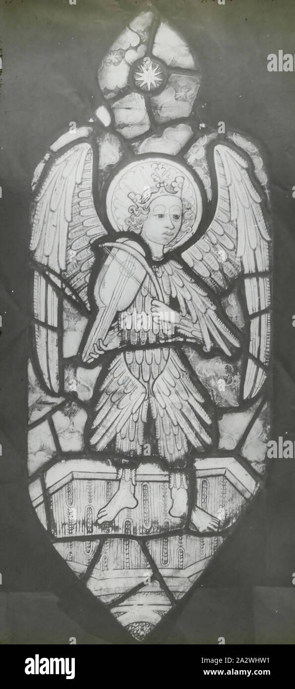 Lantern Slide - vetro macchiato pannello, Angelo giocando un Rebec, 1909-1930, uno di un insieme di novanta photographic magic lantern slide contenenti immagini di artefatti, opere d'arte, arti decorative, degli interni e degli arredi che sembrano appartenere a vari musei e collezioni gallery nel Regno Unito. La Collezione di Francesco del pre-cinema e apparato effimero fu acquisita dalla australiana e governi vittoriano nel 1975 Foto Stock