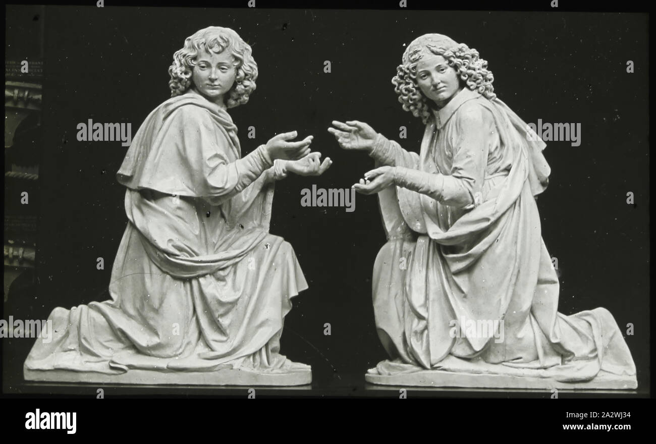 Lantern Slide - 'inginocchiate Angelo', Victoria & Albert Museum di Londra, 1909-1930, uno di un insieme di novanta magic lantern slide contenenti immagini di artefatti, opere d'arte, arti decorative, degli interni e degli arredi che sembrano appartenere a vari musei e collezioni gallery nel Regno Unito. Questa diapositiva illustra una coppia di sculture intitolato 'inginocchiate Angel' da scultore italiano Andrea della Robbia, 1450-1525. Le sculture sono parte della collezione presso il Victoria & Albert Museum Foto Stock