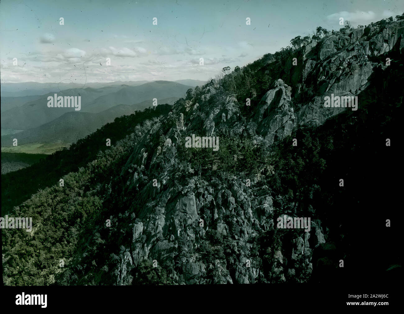 Lantern Slide - Mt Buffalo, Victoria, 1910, immagine in bianco e nero che si affaccia a nord verso la valle da Mt Buffalo, fotografata da A.J. Campbell. Questo è uno dei molti lanterna in vetro le diapositive che formano la A.J. Campbell Collezione detenute da musei Victoria Foto Stock
