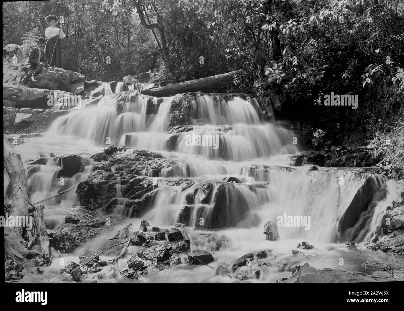 Lantern Slide - Myers Creek Falls, Healesville, Victoria, data sconosciuta, immagine in bianco e nero di Myers Creek Falls nell'Healesville, Victoria fotografata da A.J. Campbell. Le due persone nell'angolo in alto a sinistra dell'immagine sono molto probabilmente Thomas Campbell, fratello di A.J. Campbell e sua moglie Margaret. Uno dei tanti formante la A.J. Campbell raccolta conservata dal Museo Victoria Foto Stock