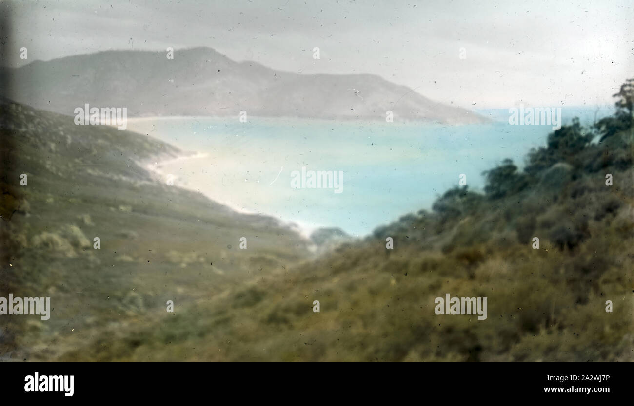 Lantern Slide - Oberon Bay, Wilsons Promontory, Victoria, data sconosciuta, immagine a colori di Oberon Bay di Wilsons Promontory, fotografata da J.K Campbell, nipote di A.J. Campbell. Questo è uno dei molti lanterna in vetro le diapositive che formano la A.J. Campbell Collezione detenute da musei Victoria Foto Stock