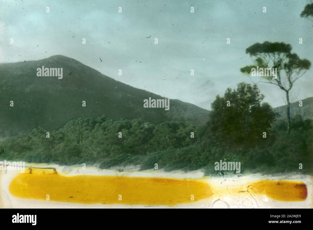 Lantern Slide - saldatori Cove, Wilsons Promontory, Victoria, data sconosciuta, immagine a colori del vecchio molo nel saldatori Cove a Wilsons Promontory, fotografata da A.G. Campbell, figlio di A.J. Campbell. Questo è uno dei molti lanterna in vetro le diapositive che formano la A.J. Campbell Collezione detenute da musei Victoria Foto Stock