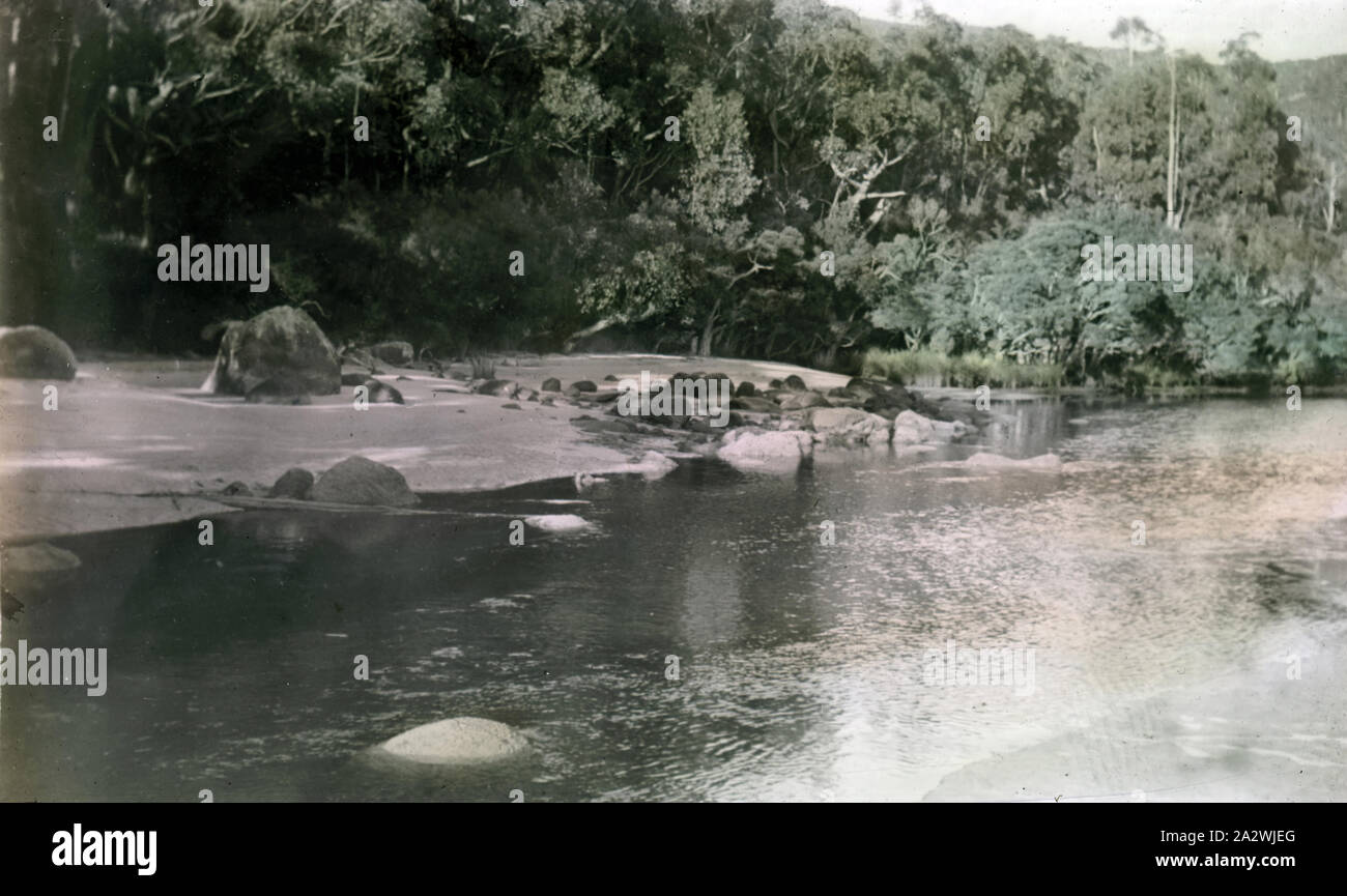 Lantern Slide - saldatori Creek, Wilsons Promontory, Victoria, data sconosciuta, immagine a colori dei saldatori Creek uscita fotografata da J.K. Campbell, nipote di A.J. Campbell. Questo è uno dei molti lanterna in vetro le diapositive che formano la A.J. Campbell Collezione detenute da musei Victoria Foto Stock