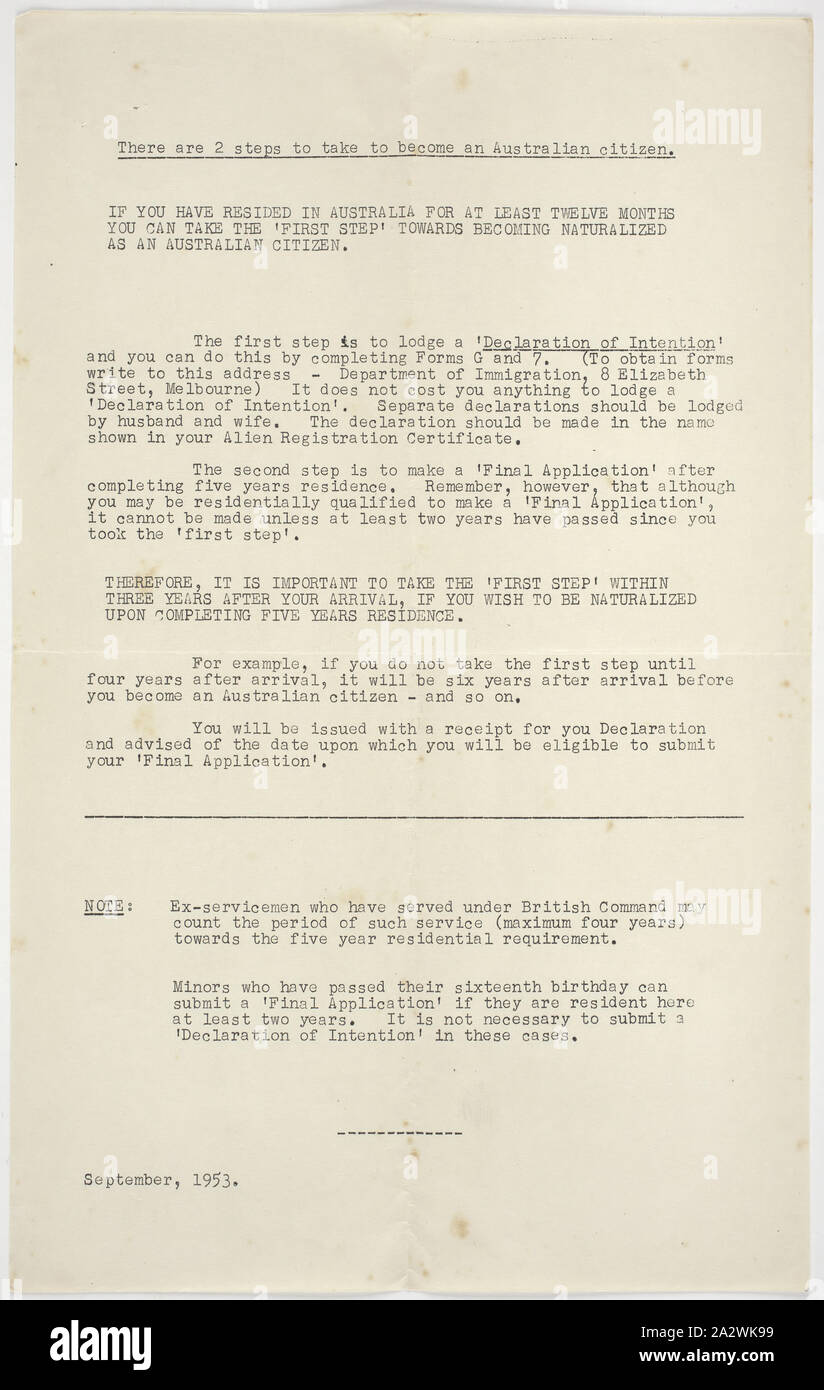 Foglio illustrativo - diventare un cittadino, il dipartimento di immigrazione, Sep 1953, opuscolo pubblicato dal dipartimento di immigrazione nel settembre 1953 a Bretislav Lukes. Il foglietto illustrativo contiene informazioni riguardanti i passaggi da seguire per diventare un cittadino australiano. Nato il 12 gennaio 1922 in Stankou in Cecoslovacchia, Bretislav sostiene di aver lavorato per i Tedeschi durante la guerra in Junkers aircraft factory. Egli emigrarono in Australia nel 1950 dopo aver trascorso del tempo in un IRO camp seguenti Foto Stock