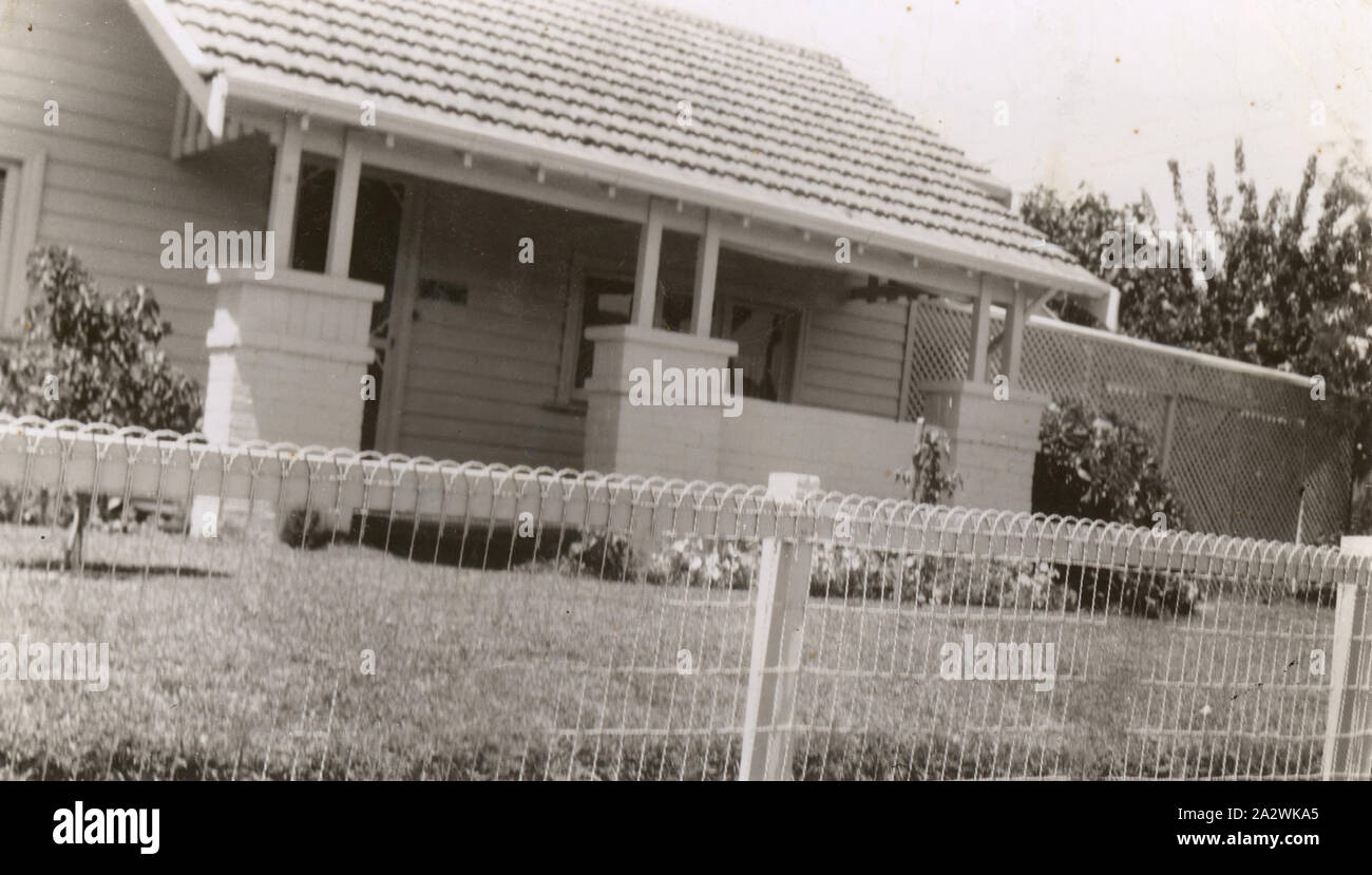 Fotografia - Leech famiglia della prima casa, Nelson Street, Sandringham,1954, fotografia della facciata frontale di Elieen e James' Leech la prima casa in Australia, a 19 Nelson Street, Sandringham, Melbourne, 1954. Susan ha migrato con i suoi genitori Eileen e James Leech a Melbourne dall'Inghilterra nel 1953 e tornarono in Inghilterra nel 1956. La famiglia prima vissuto a 19 Nelson Street Sandringham e poi spostata per la maggior parte del loro soggiorno a Melbourne per 130 Dandenong Foto Stock