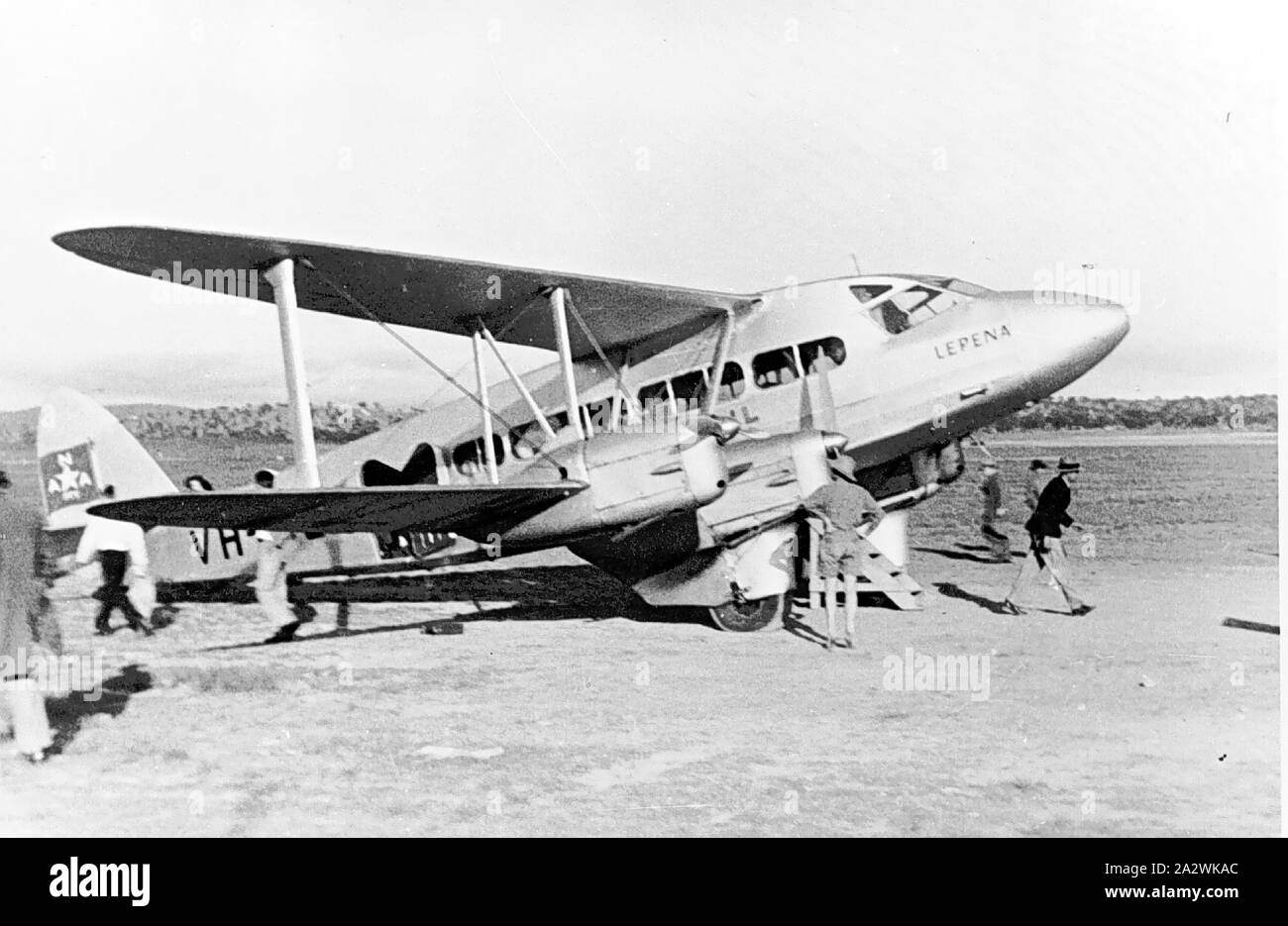 Negativo - Australian National Airways (ANA) DH86, Duntroon, Australian Capital Territory, Jan 1937, 'Lepena', un DH86 azionato da ANA (Holyman fratelli) sulla rotta Melbourne-Sydney a Duntroon aeroporto, Australian Capital Territory. Registrati VH-RSU Foto Stock