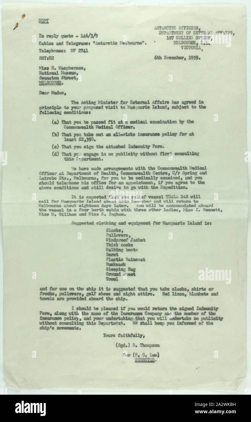 Lettera - dalla divisione Antartica, Dipartimento degli Affari Esteri alla speranza Macpherson, Museo Nazionale, 6 Nov 1959, copia della lettera dalla divisione Antartica, Dipartimento degli Affari Esteri alla speranza Macpherson, Museo Nazionale, confermando la visita proposta di Macquarie Island purché siano soddisfatte talune condizioni, consigli di viaggio, consigliando di abbigliamento e di oggetti personali che sarà richiesto e copia del contratto. Speranza Macpherson è stata la prima donna curatore presso il Museo Nazionale di Victoria (ora Foto Stock