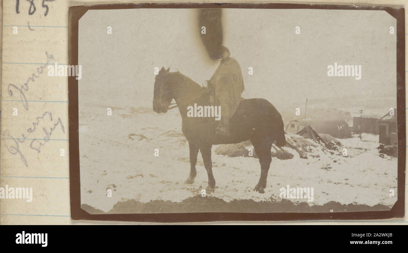 Fotografia - uomo e cavallo a Cava schierata, sergente John Lord, guerra mondiale I, 1917, uno di 185 fotografie in bianco e nero in un album, adottate in Francia durante la Prima Guerra Mondiale dal sergente John Lord. Alcune pagine sono vuote. Le fotografie in album illustrano i campi dell'esercito, ospedali, trincee, inizio serbatoi, paesaggi, cimiteri e tombe e gruppi di posti militari australiani. I luoghi Signore cita nel suo le didascalie sono La Boiselle, schierandosi di cava, Pozieres, Albert, Bapaume Foto Stock