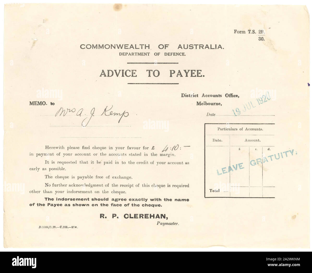 Memo - Dipartimento della difesa incaricata del pagamento alla signora A. J. Kemp, 'consulenza al beneficiario', 19 lug 1920, Memo dal Dipartimento della Difesa di consigliare alla signora Annie Kemp che lei sta ricevendo un controllo per £4/10 - lasciare la mancia per il defunto marito Kemp privato, ucciso in azione il 21 settembre 1917. Il memo viene datata 19 luglio 1920. Annie Kemp ha lottato finanziariamente dopo la morte di suo marito, sollevando due figli da soli Foto Stock