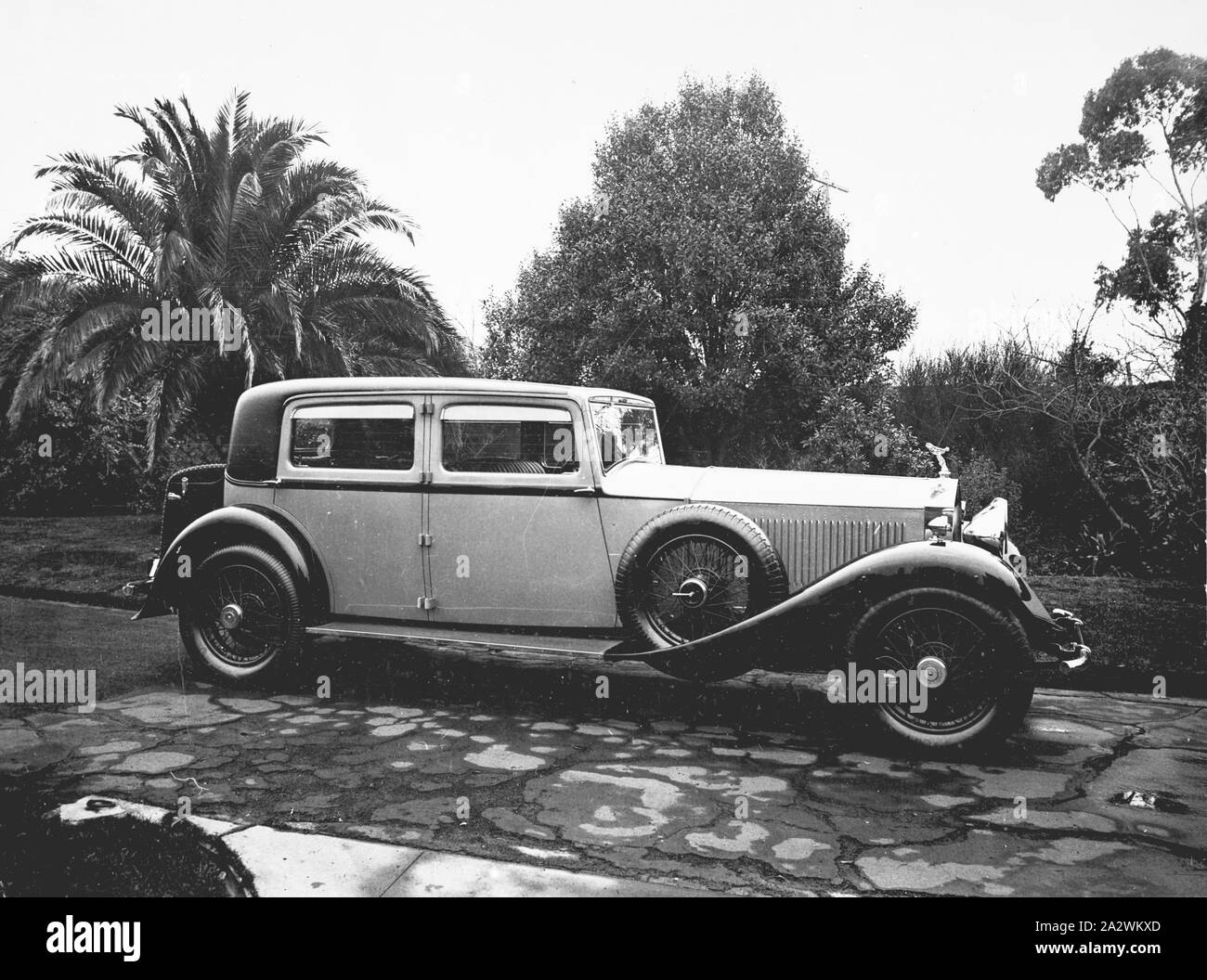 Copia negativo - H.V McKay Massey Harris, Rolls Royce, Toorak, Victoria, 1934, negativo di un'immagine che mostra il signor C.N McKay di Rolls Royce parcheggiata in un vialetto. Fa parte di una raccolta di fotografie, negativi, film in movimento, artefatti, documenti e pubblicazioni commerciali appartenenti al H. V. McKay Sunshine Collection. Il McKay collection è considerato come uno dei più significativi del patrimonio industriale collezioni in Australia. il settore agricolo Foto Stock