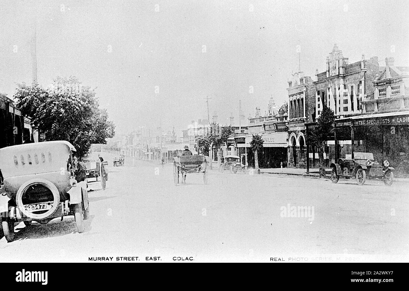 Negativo - Colac, Victoria, circa 1925, Murray Street, Colac con vetture a motore e a cavallo il veicoli Foto Stock