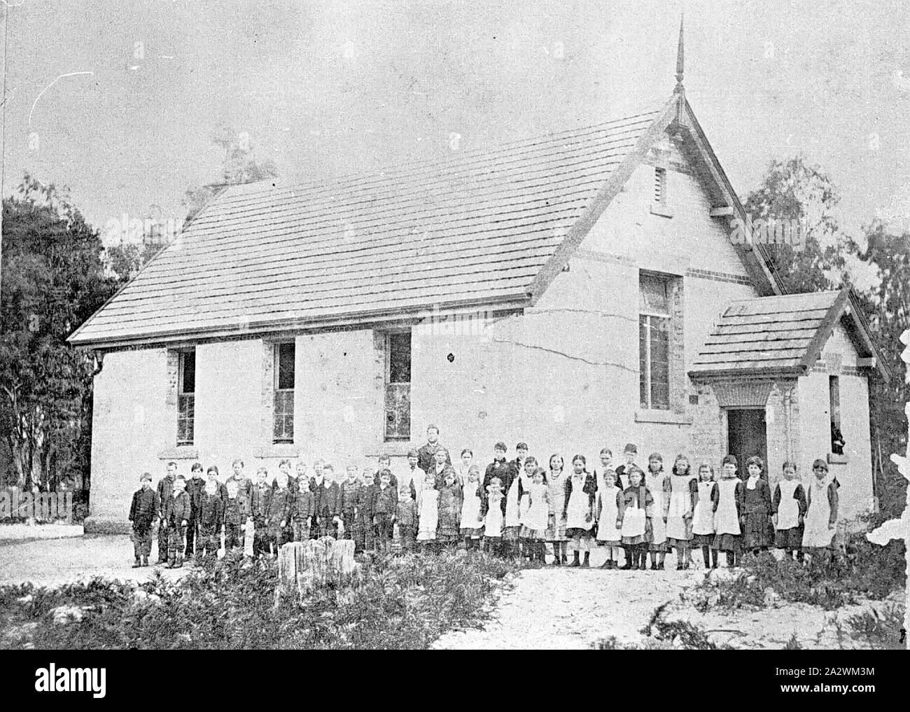 Negativo - Gruppo fuori scuola statale No.863, Lal Lal, Victoria, circa 1885, gli insegnanti e gli alunni al di fuori del Lal Lal scuola statale, n. 863. La scuola è un edificio in mattoni con diversi grandi finestre e una porta sulla destra. Il maschio di studenti di indossare giacche e pantaloni e le studentesse di indossare abiti. Ci sono molti alberi di grandi dimensioni in background Foto Stock
