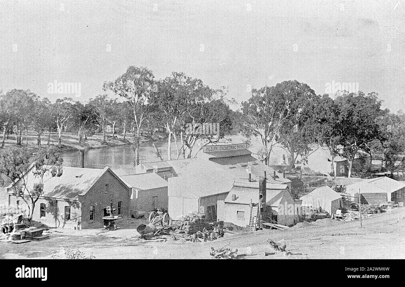 Negativo - Edifici della Mildura Engineering opera sulla banca del fiume Murray, Mildura, Victoria, circa 1885, gli edifici del Mildura Engineering opera sulla banca del fiume Murray Foto Stock