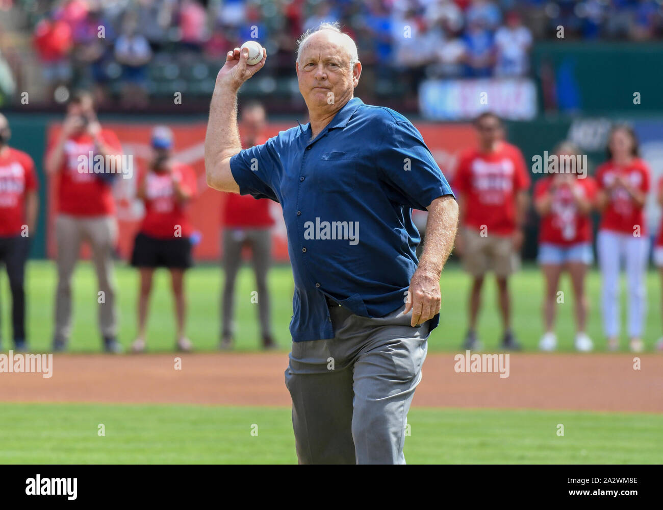 Settembre 29, 2019: Ex Texas Rangers pitcher e presidente del club Nolan Ryan butta fuori il finale passo cerimoniali prima della finale della Major League Baseball gioco tenuto a Globe Life Park tra i New York Yankees e dei Rangers di Texas ad Arlington, Texas TX sconfitto New York 6-1 Albert Pena/CSM Foto Stock