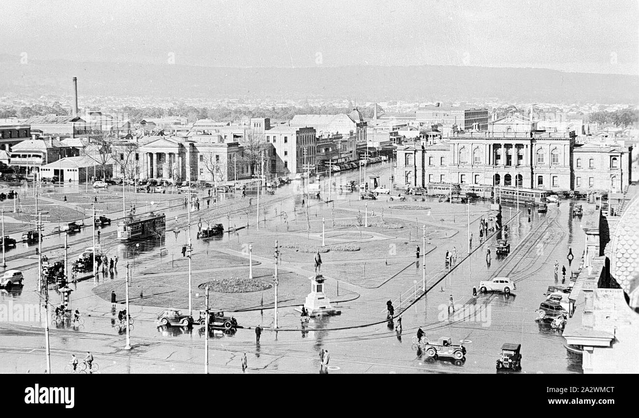 Negativo - i binari del tram intorno a Victoria Square Square Adelaide, Australia del Sud, circa 1935, Victoria Square Adelaide. Ci sono i binari del tram intorno alla piazza e lungo King William Street Foto Stock