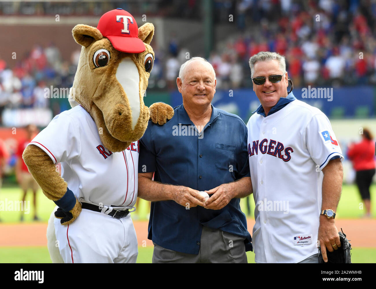 Settembre 29, 2019: Texas Rangers capitano mascotte, ex Texas Rangers brocche e presidente del club Nolan Ryan (sinistra) ed ex lanciatore Rangers Kenny Rogers pone sul tumulo prima della finale della Major League Baseball gioco tenuto a Globe Life Park tra i New York Yankees e dei Rangers di Texas ad Arlington, Texas TX sconfitto New York 6-1 Albert Pena/CSM Foto Stock