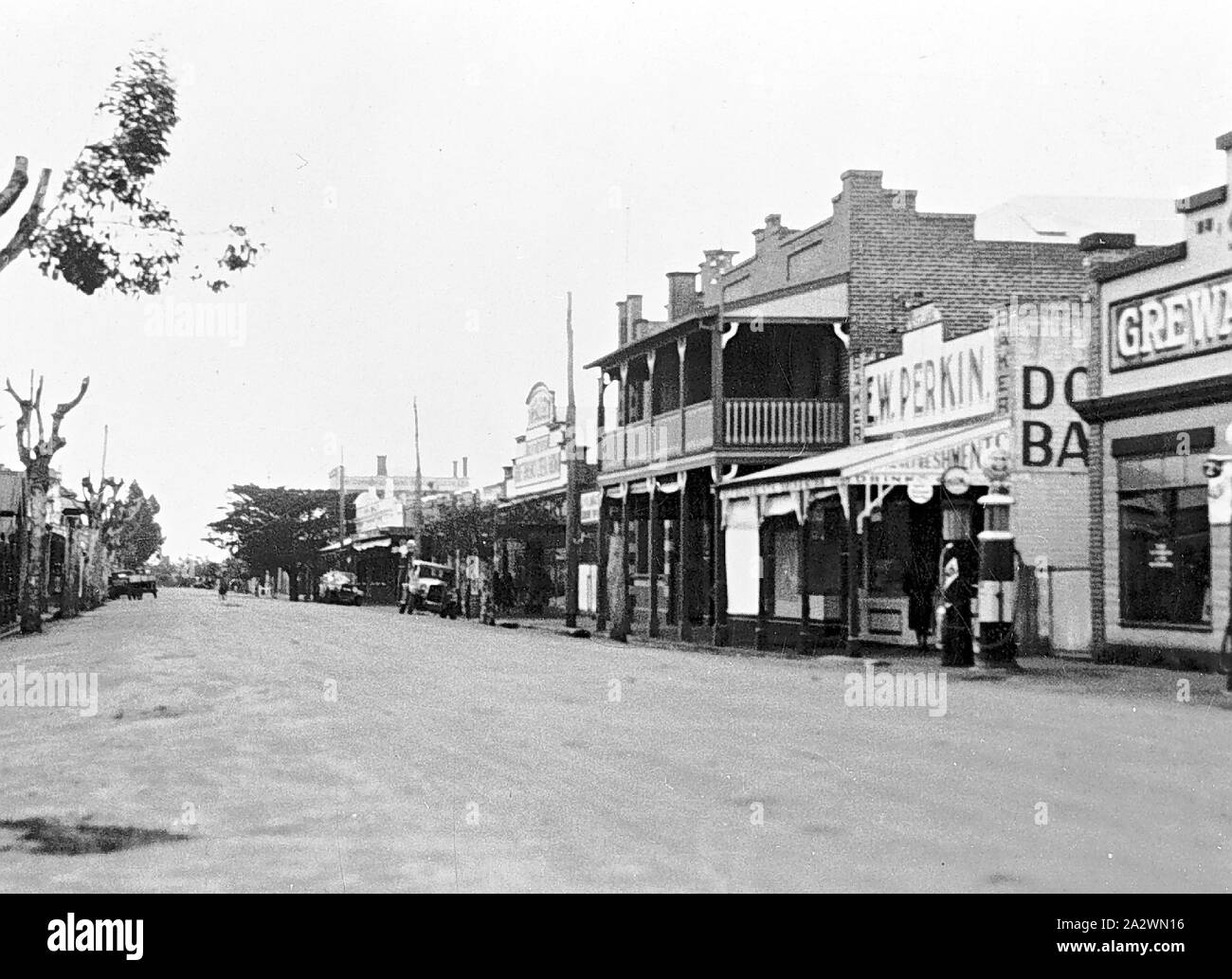 Negativo - Main Street, Donald, Victoria, circa 1935, strada principale di Donald. Sulla destra, un hotel, E. W. Perkin, Baker, e un garage Foto Stock