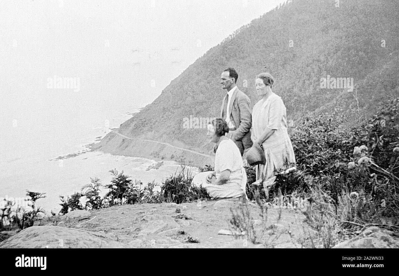 Negativo - Uomo & due donne a lato della Great Ocean Road, Victoria, circa 1930, un uomo e due donne a lato della Great Ocean Road Foto Stock