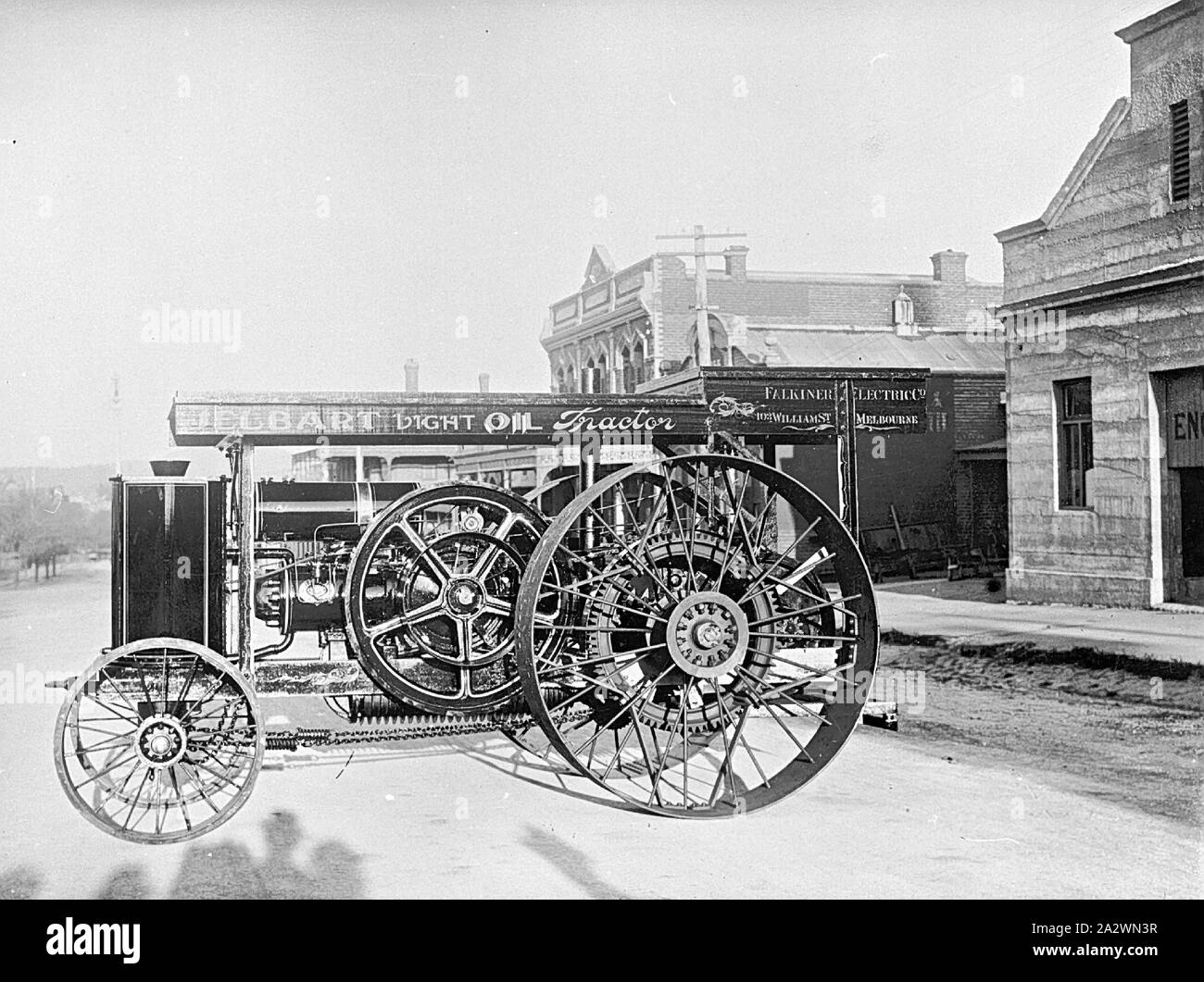 Negativo - Jelbart olio leggero il trattore di fronte Jelbart fratelli' opere di ingegneria, Ballarat, Victoria, circa 1915, una luce Jelbart trattore di olio nella parte anteriore del Jelbart fratelli fabbrica in Ballarat. Il segno la scrittura indica che è stato destinato per la Fawkner Electric Company, William Street, Melbourne Foto Stock