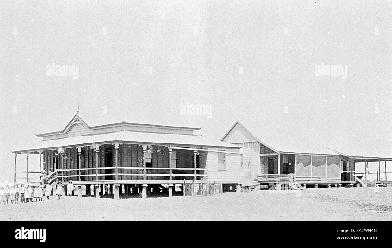 Negativo - i bambini al di fuori della struttura ospedaliera, Isisford, Queensland, circa 1910, i bambini al di fuori dell'Ospedale Isisford Foto Stock