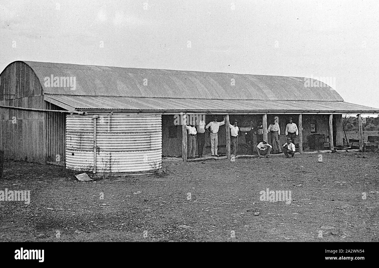 Negativo - uomini al di fuori di un ferro corrugato edificio su "Portland Downs' Stazione, Isisford District, Queensland, circa 1915, un gruppo di uomini al di fuori di un ferro corrugato edificio su "Portland Downs' station Foto Stock