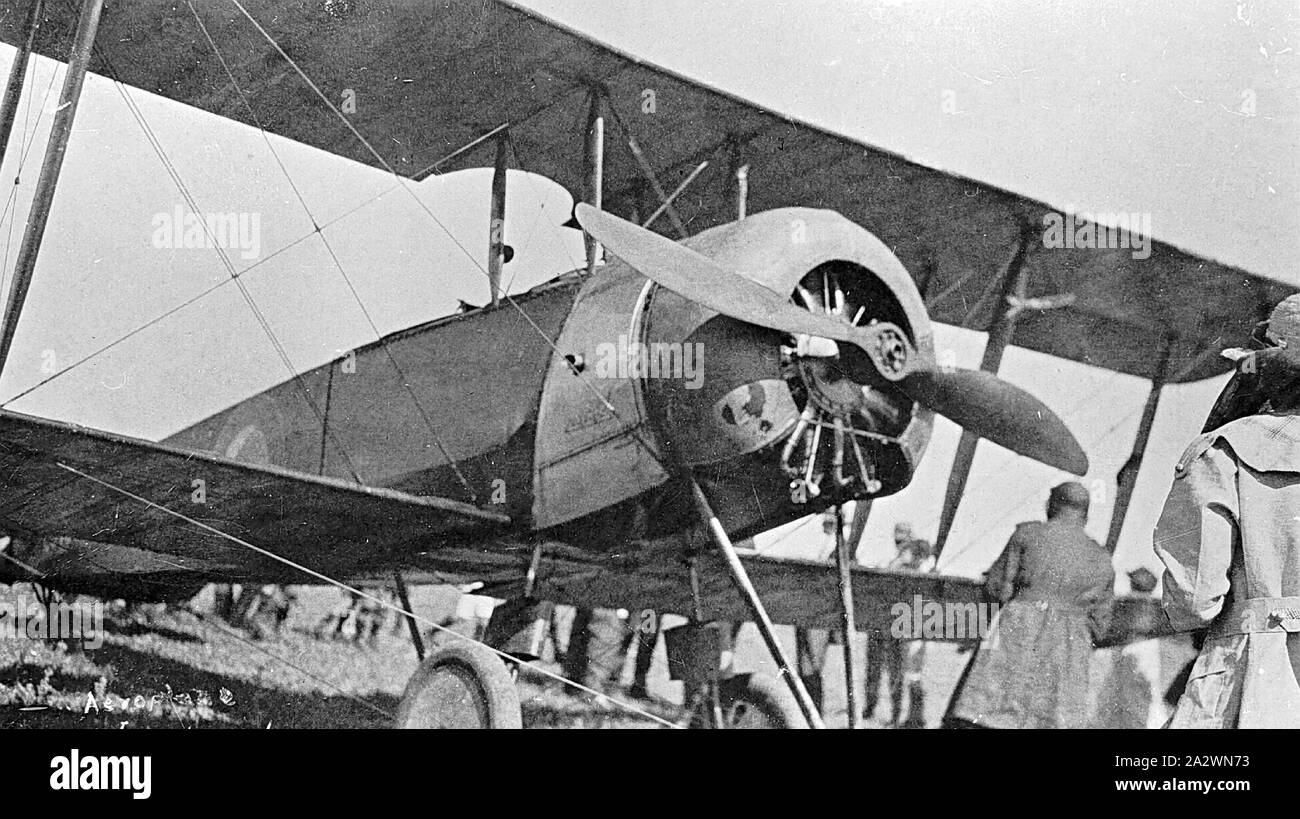 Negativo - pilota di parafango anteriore di un Avro 504 aeromobili, Isisford, Queensland, 1920, Close up di un Avro 504 aeromobili. Il pilota sorge nella parte anteriore del parafango Foto Stock