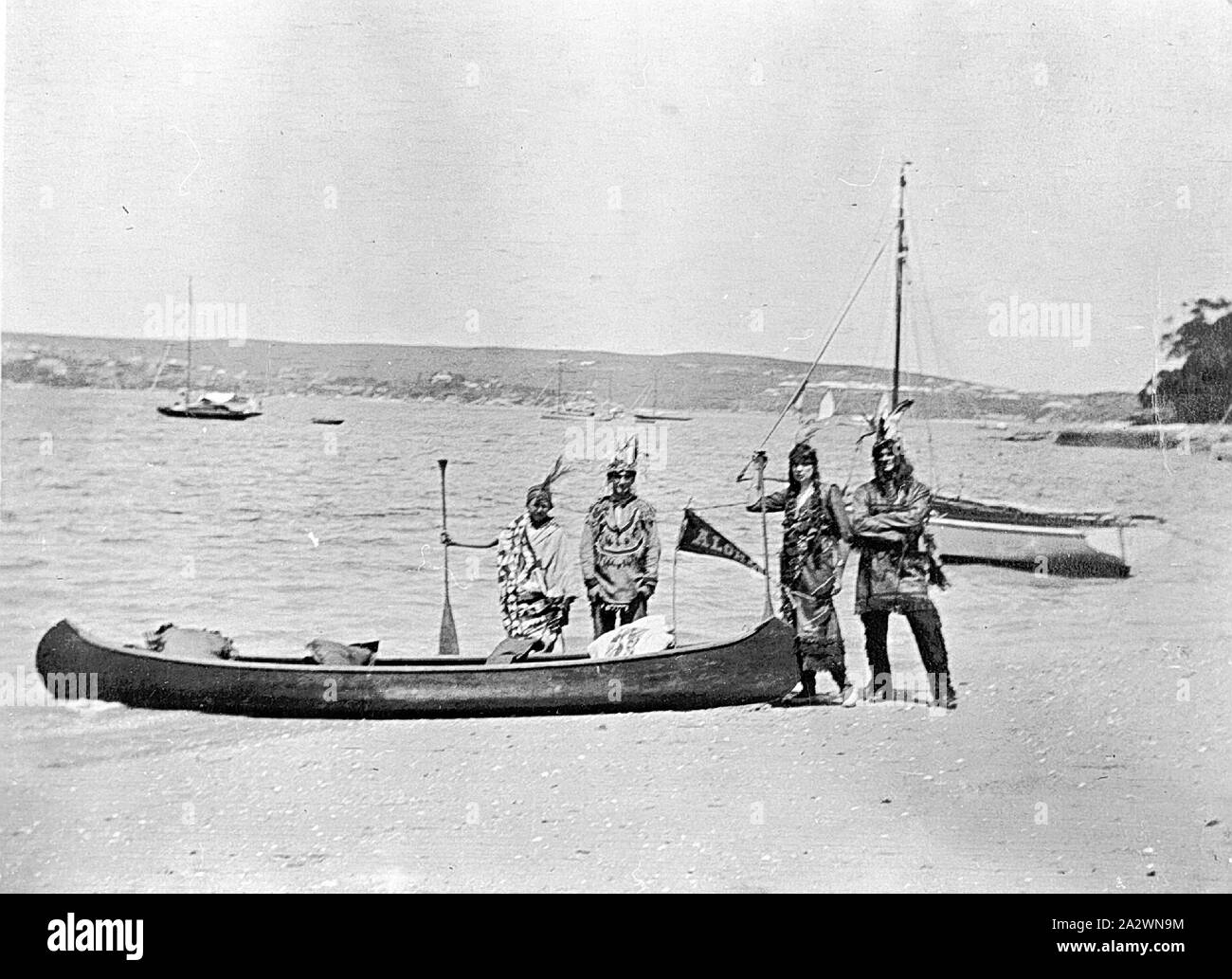 Negativo - persone vestite come i nativi americani con canoe come parte di un carnevale acquatico, Manly, New South Wales 1915, persone vestite come indiani americani con la loro canoa. Essi sono parte di un carnevale acquatico Foto Stock