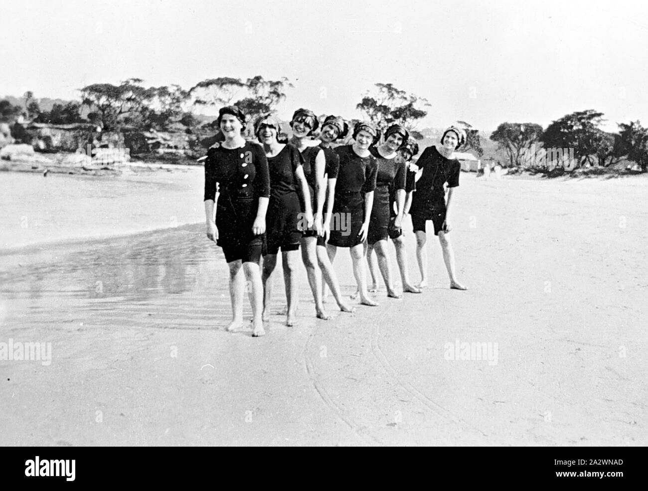 Negativo - sette donne in costumi da bagno in posa sulla Spiaggia, Centro Porto, New South Wales 1915, sette donne in costumi da bagno in posa sulla spiaggia Foto Stock