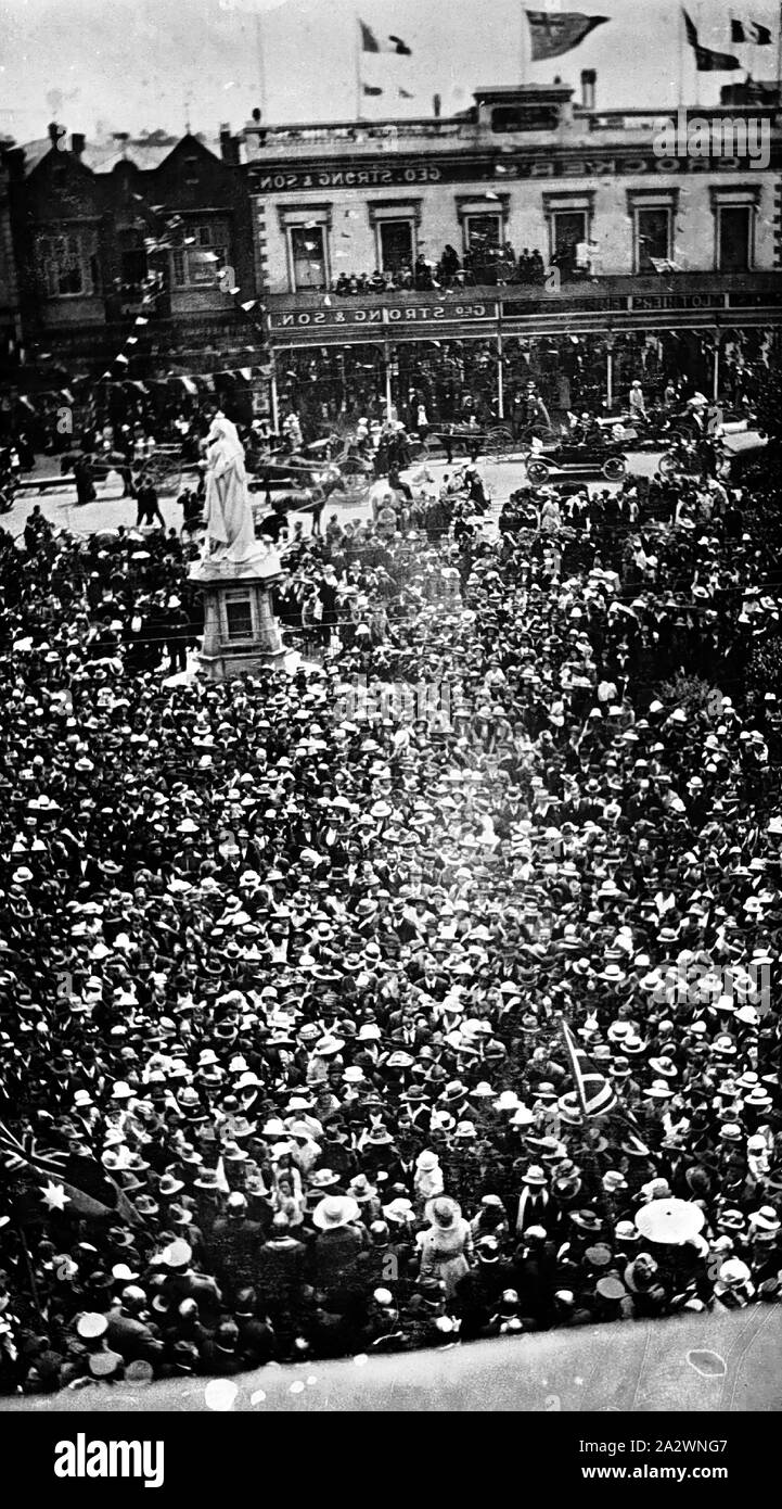 Negativo - il giorno dell'Armistizio celebrazioni di fronte al Municipio, Ballarat, Victoria, 11 Nov 1918, il giorno dell'Armistizio celebrazioni nella parte anteriore del Ballarat city hall il 11 novembre, 1918. Crocker nel negozio in background Foto Stock