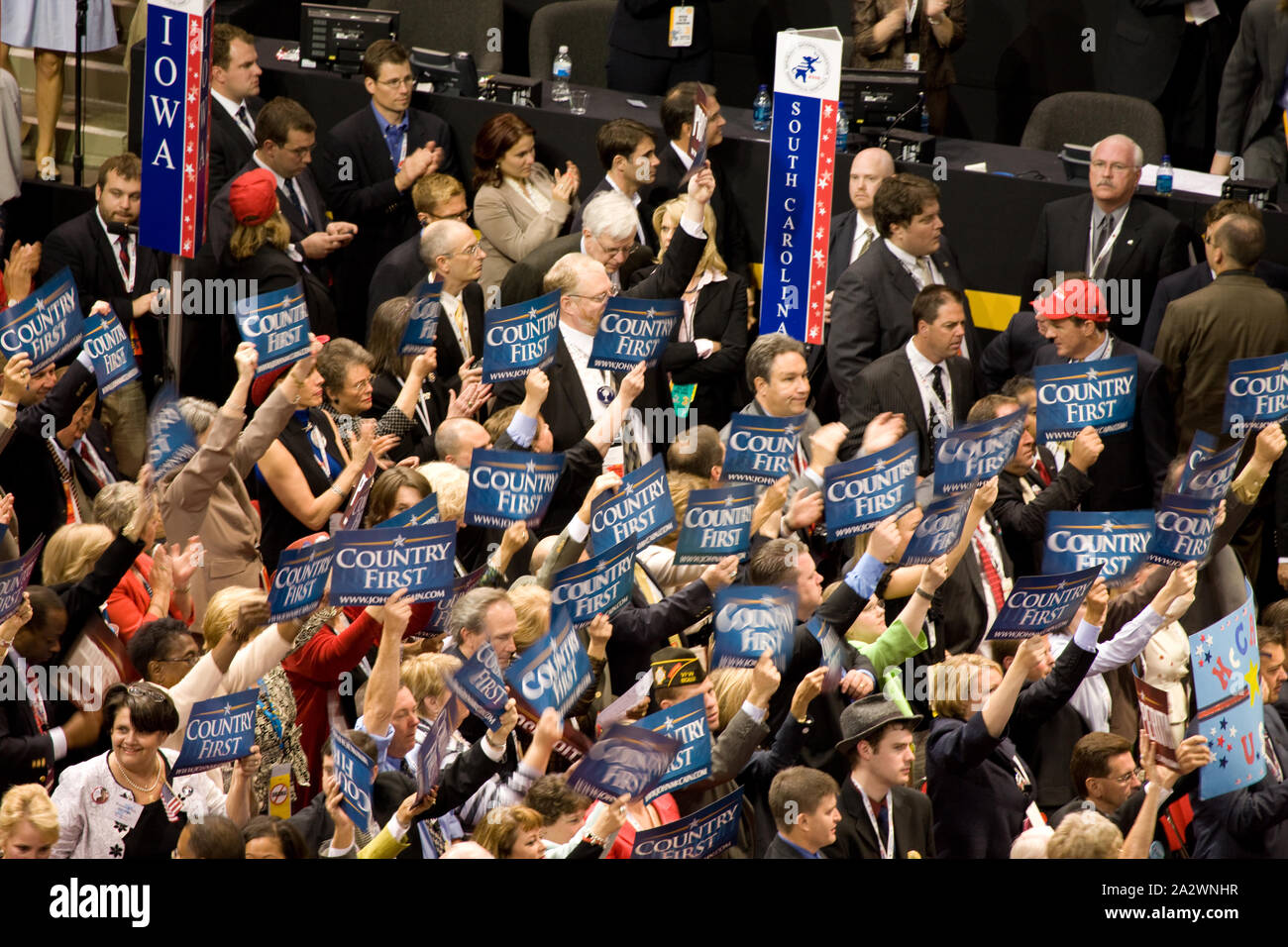 Convention Nazionale Repubblicana, 4 settembre, 2008. I repubblicani sollevare paese primi segni come i loro dirigenti parlano, St. Paul, Minnesota Foto Stock