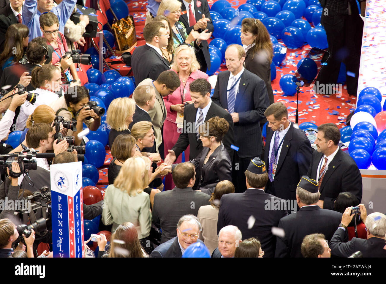 Convention Nazionale Repubblicana, 4 settembre, 2008. Vice candidato presidenziale Sarah Palin e suo marito Todd Palin salutare la folla in convenzione a Xcel Center, St. Paul, Minnesota Foto Stock