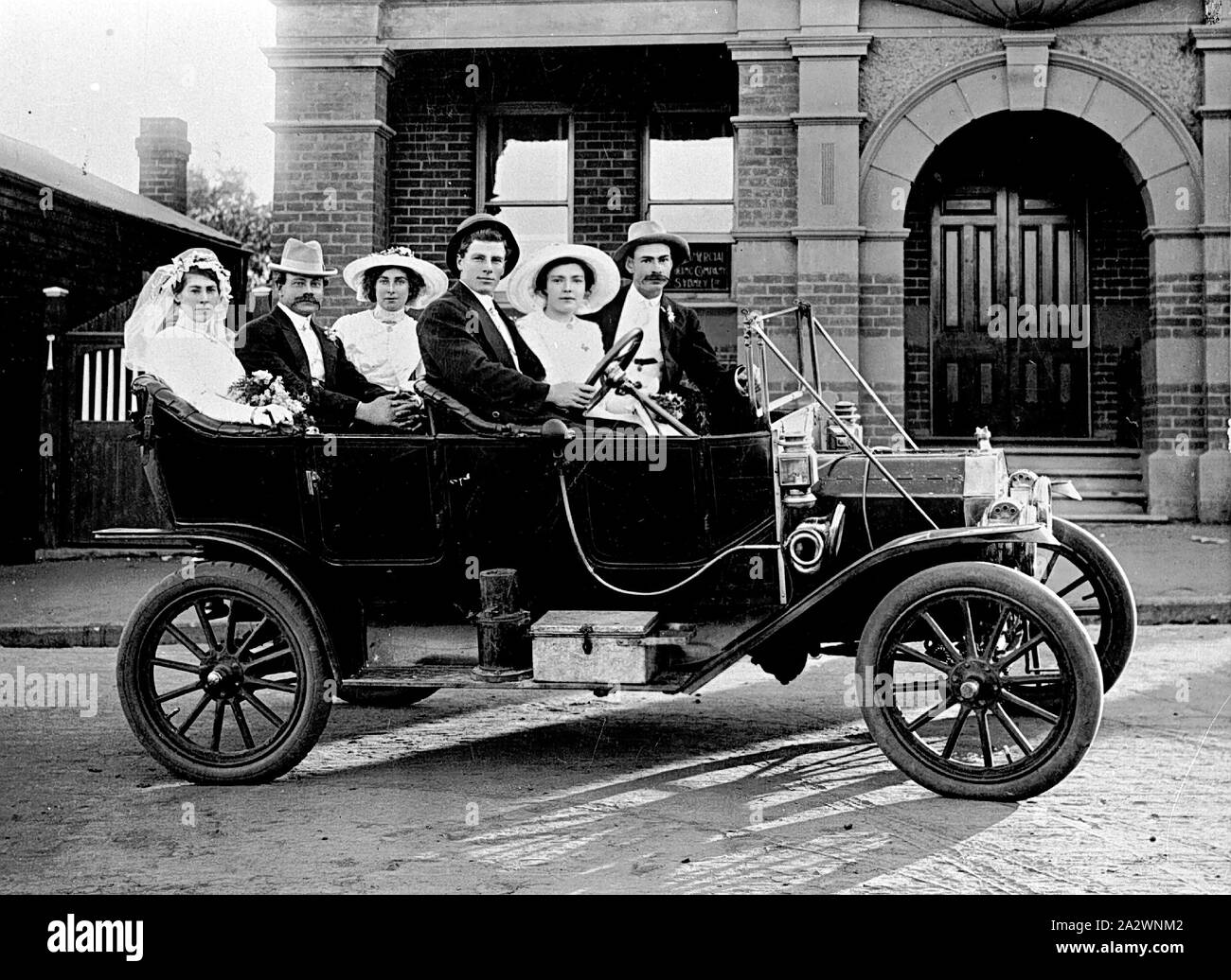 Negativo - festa di nozze di Archibald McCallum & Mirto Gould seduti in auto, Nuovo Galles del Sud, circa 1915, negativo in bianco e nero della festa di nozze di Archibald McCallum e mirto Gould, seduti in un modello T Ford auto, nel Nuovo Galles del Sud circa 1915. Archibald McCallum la famiglia ha vissuto a Willenabrina in Victoria. Questa è una delle numerose fotografie del McCallum famiglia nella collezione del museo Foto Stock