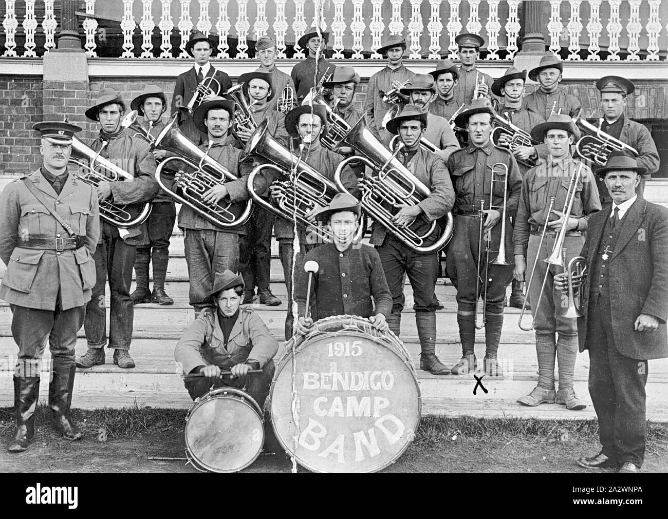 Negativo - Band di pre-arruolamento Training Camp, Bendigo, Victoria, la guerra mondiale I, 1915, Bandsmen di Bendigo camp band. Questo era un campo di addestramento che si terrà prima di arruolamento per la prima guerra mondiale Foto Stock