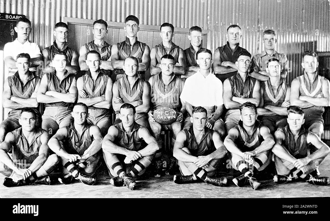Negativo - Darwin, Northern Territory, 1935, il presidio di Darwin Australian Rules Football Club Foto Stock