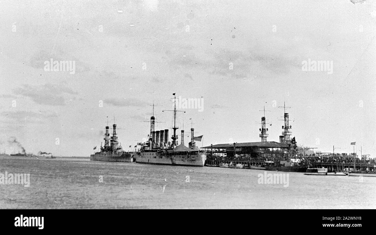 Negativo - US Naval Navi, Port Melbourne, Victoria, 1925, la USS Seattle e la USS Pennsylvania al molo della stazione durante una visita a Melbourne con la flotta americana nel Luglio/Agosto 1925 Foto Stock
