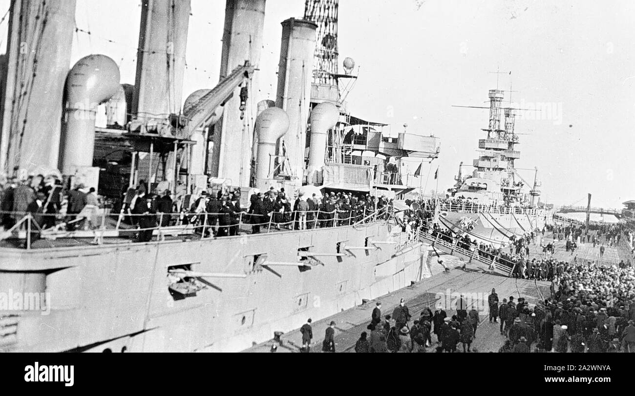 Negativo - US Naval Navi, Port Melbourne, Victoria, 1925, la folla in attesa a bordo della USS Seattle al molo della stazione durante una visita a Melbourne con la flotta americana. La USS Pennsylvania è in background Foto Stock