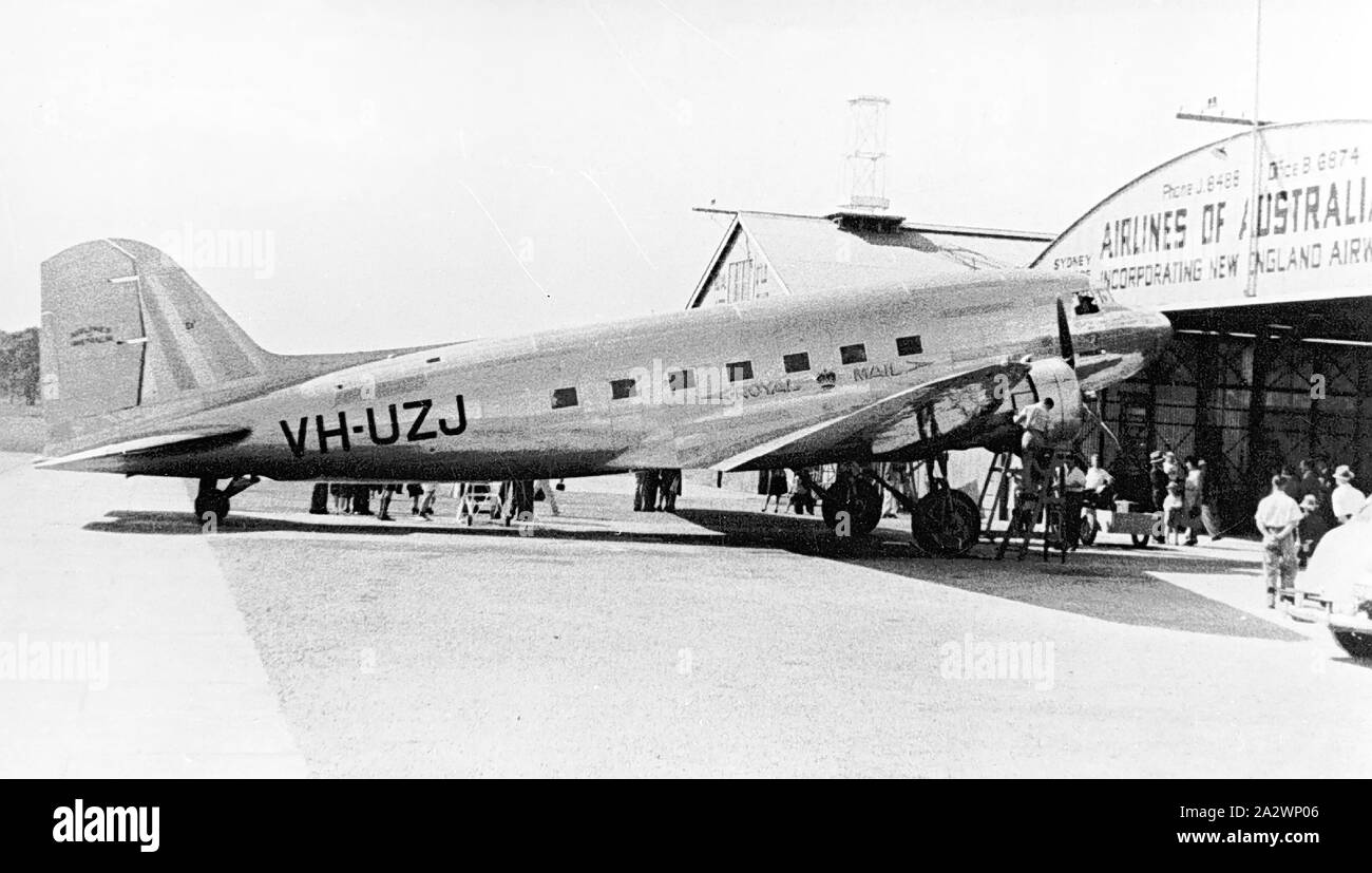 Negativo - Parafield, Adelaide, Australia del Sud, maggio 1939, un Douglas DC-3 VH-UZJ 'Kyilla'' che ha volato il percorso Melbourne-Perth. Le compagnie aeree di Australia hangar è in background Foto Stock