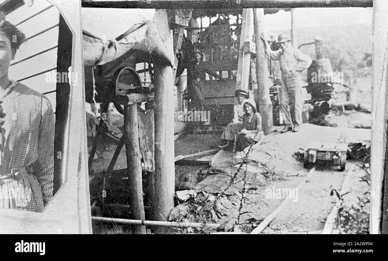 Negativo - Nuovo Galles del Sud, circa 1910, due donne e un uomo dalla batteria al Regina Maori miniera. C'è l'immagine di una giovane donna sulla sinistra - apparentemente una seconda fotografia è stato copiato accidentalmente Foto Stock