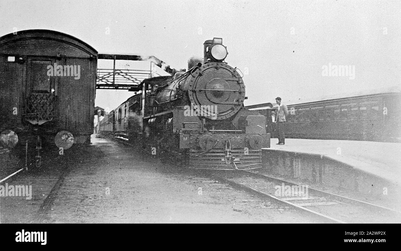Negativo - Rockhampton, Queensland, 1934, il motore a vapore della posta di Brisbane treno in Rockhampton - motore ferroviarie Foto Stock